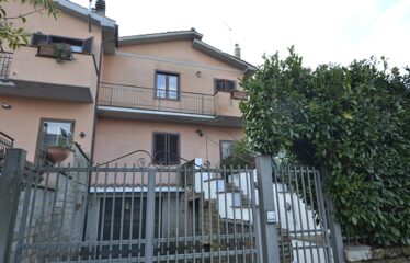 Capranica villa con giardino