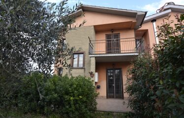 Capranica villa con giardino