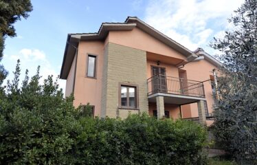 Capranica villa con giardino