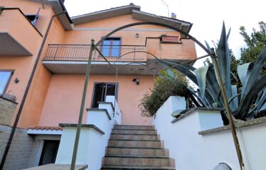 Capranica villa con giardino