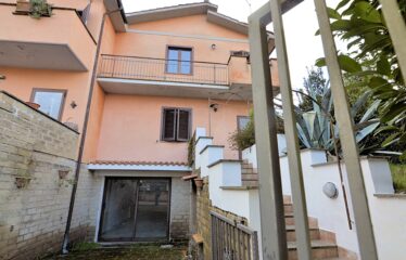 Capranica villa con giardino