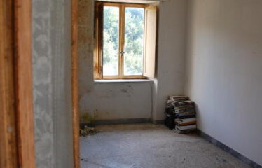 Capranica a ridosso del centro storico palazzetto da ristrutturare