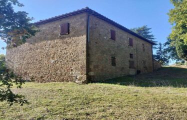 Tra Val D’Orcia e Val di Chiana autentico casale