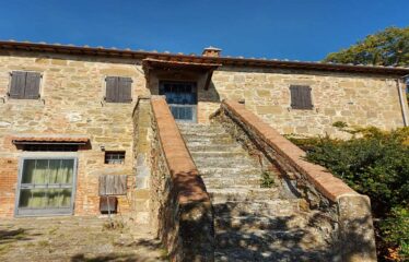 Tra Val D’Orcia e Val di Chiana autentico casale