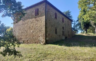 Tra Val D’Orcia e Val di Chiana autentico casale