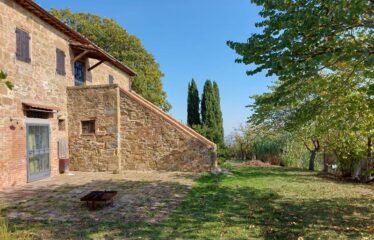 Tra Val D’Orcia e Val di Chiana autentico casale