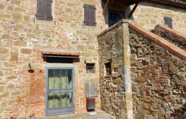 Tra Val D’Orcia e Val di Chiana autentico casale