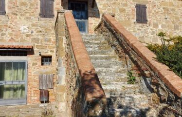 Tra Val D’Orcia e Val di Chiana autentico casale