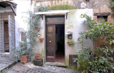 Capranica via principale del borgo appartamento ristrutturato ed arredato