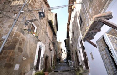 Capranica via principale del borgo appartamento ristrutturato ed arredato