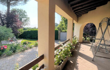 Capranica villa in un’ oasi verde