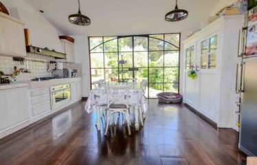 Capranica villa in un’ oasi verde