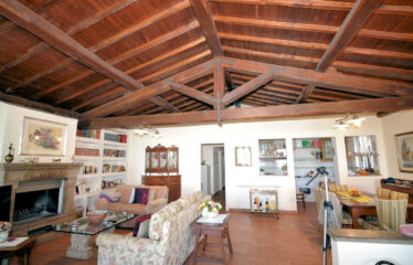 Capranica palazzetto indipendente con piccola area esterna