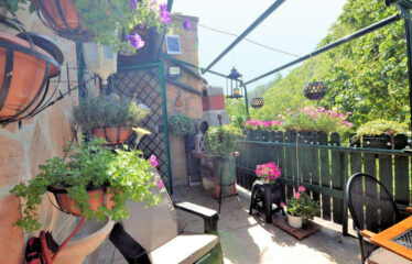 Capranica palazzetto indipendente con piccola area esterna