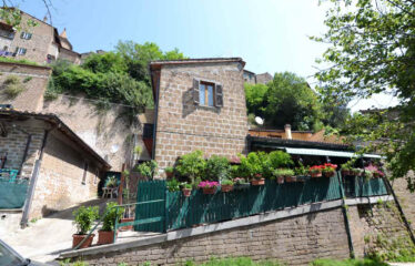Capranica palazzetto indipendente con piccola area esterna