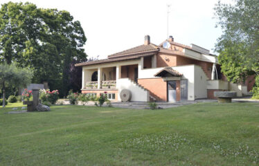 Capranica villa in un’ oasi verde