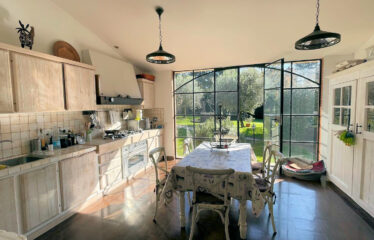 Capranica villa in un’ oasi verde