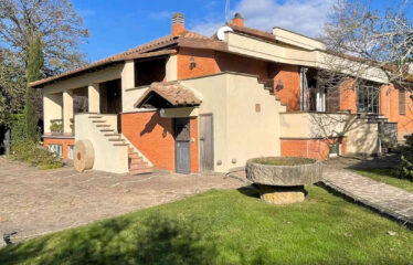 Capranica villa in un’ oasi verde