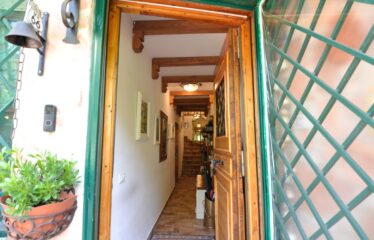 Capranica palazzetto indipendente con piccola area esterna