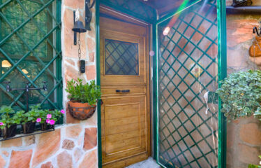 Capranica palazzetto indipendente con piccola area esterna