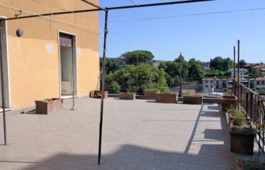 Capranica appartamento centrale con terrazzo